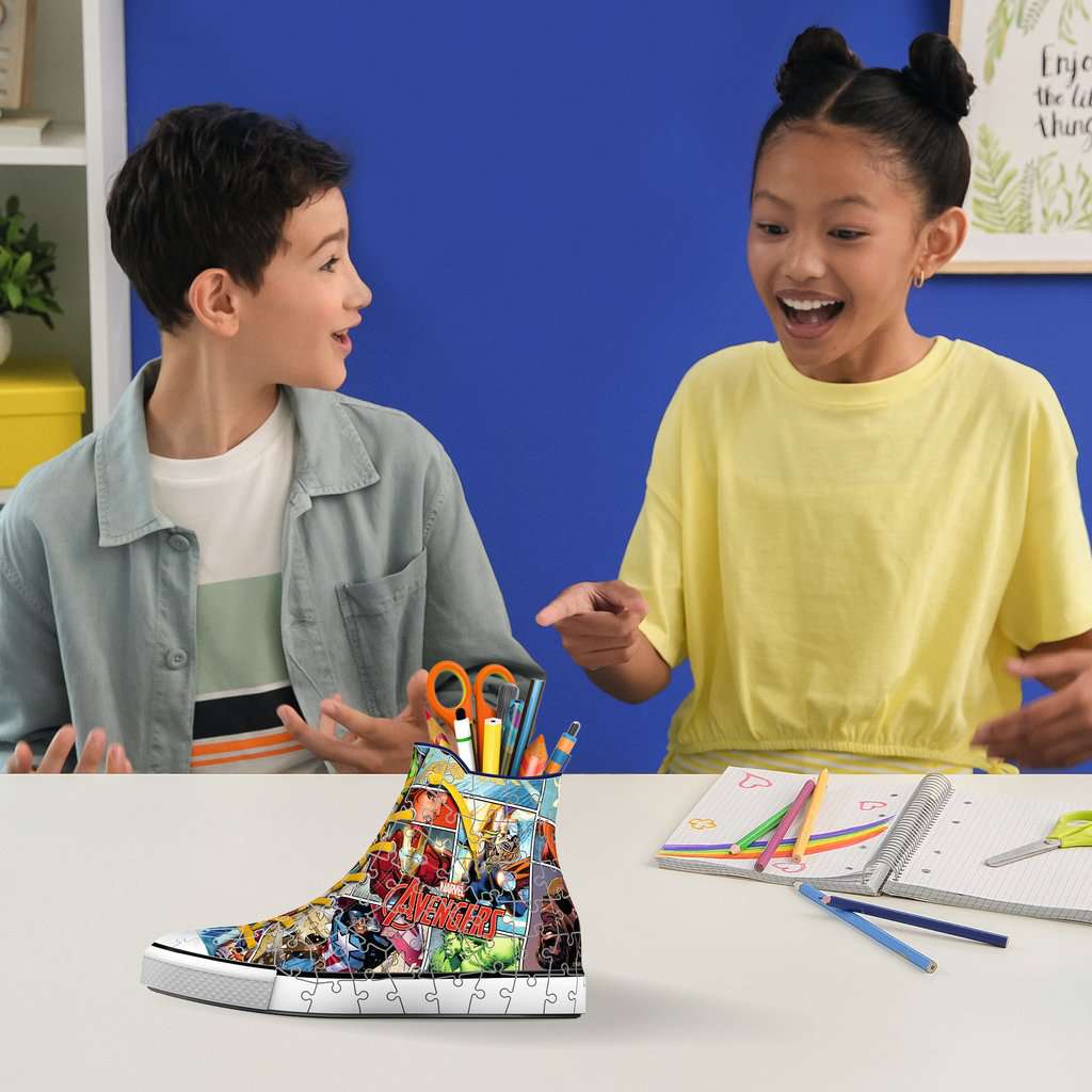 סניקרס הנוקמים של מארוול - פאזל תלת מימד 108 חלקים עם ארגונית לכלי כתיבה RAVENSBURGER